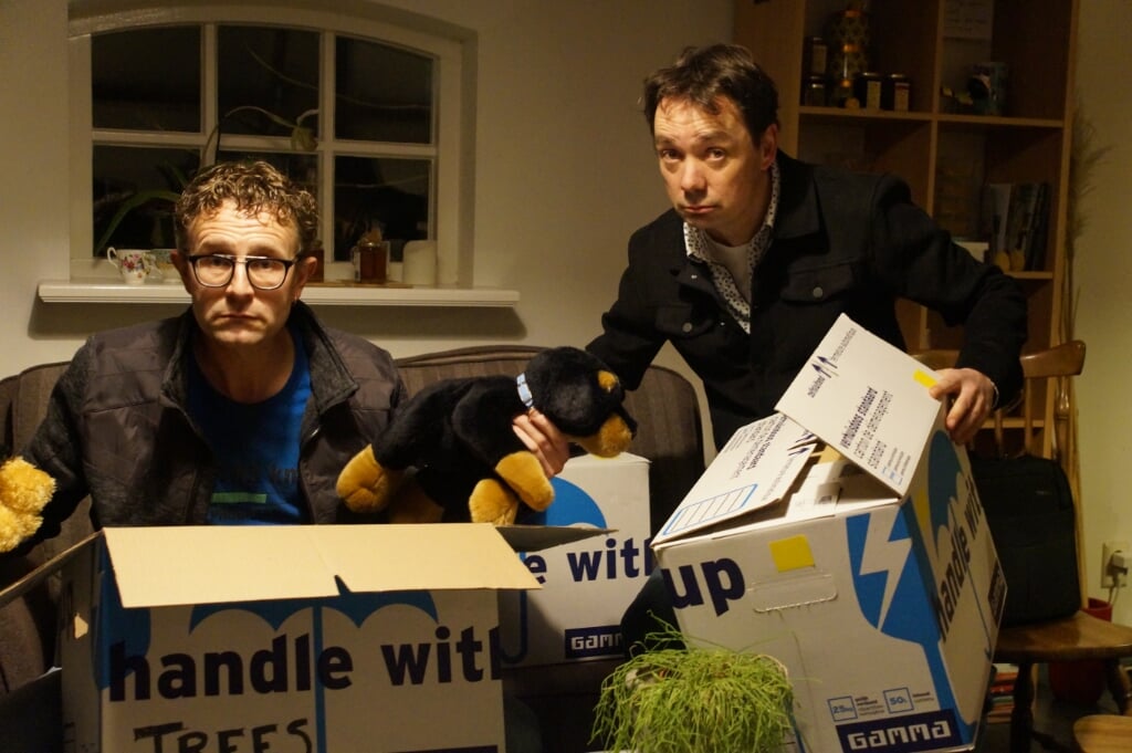 • Arnold van den Berg en André Stolk pakken vele dozen in en uit tijdens hun voorstelling Ongewis.