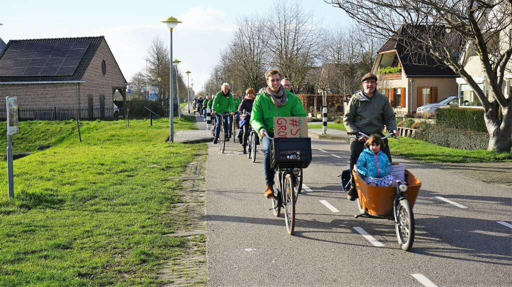 • Tim de Kroon voorop tijdens de fietstocht van GroenLinks.