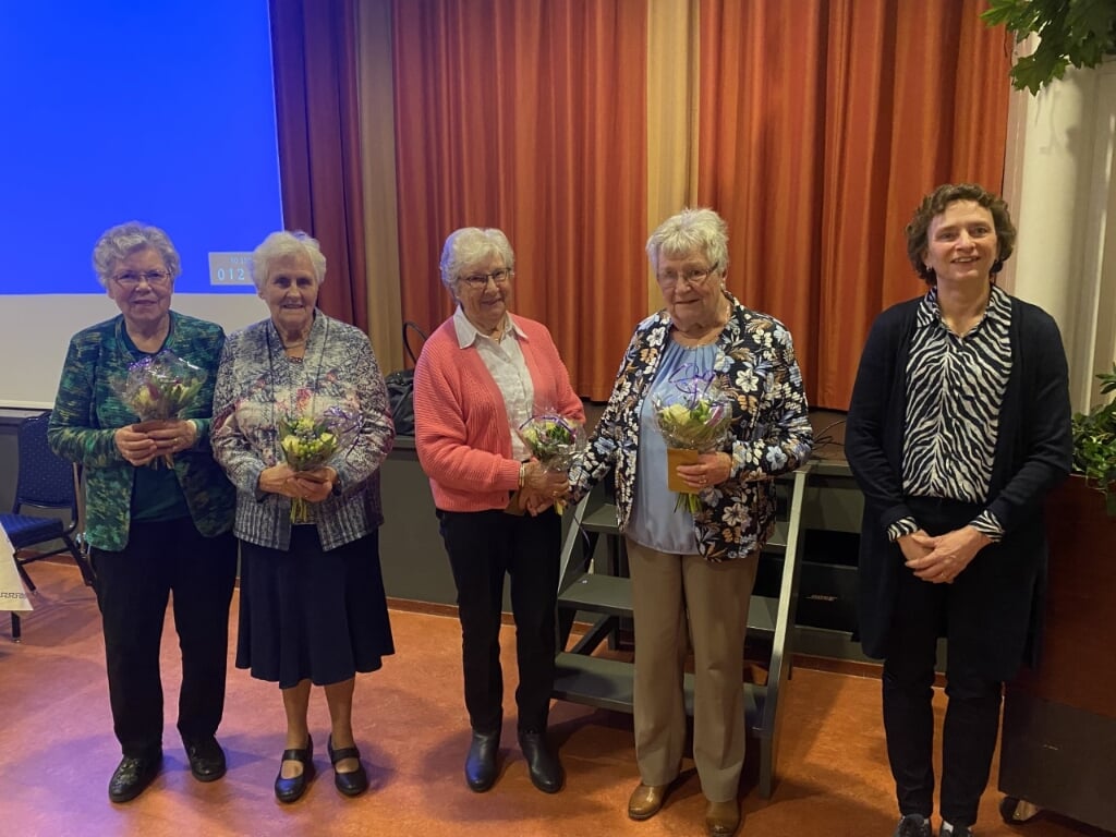 Enkele jubilarissen bij Passsage Hoornaar, met v.l.n.r. Aartje den Hartog (60 jaar lid), Pleuni Schep (40 jaar lid), Rie Eijkelboom (50 jaar lid) en Mieke Slob (60 jaar lid).Helemaal rechts staat de voorzitter Meya Fousert.
