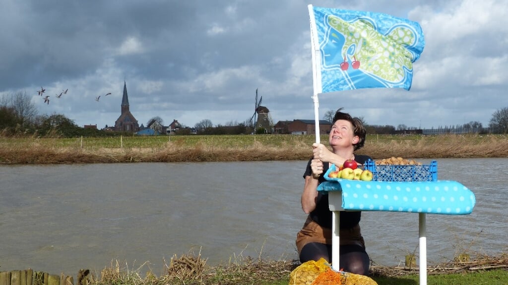 • Mariëlle van der Gouw met haar vlag en walnoten.