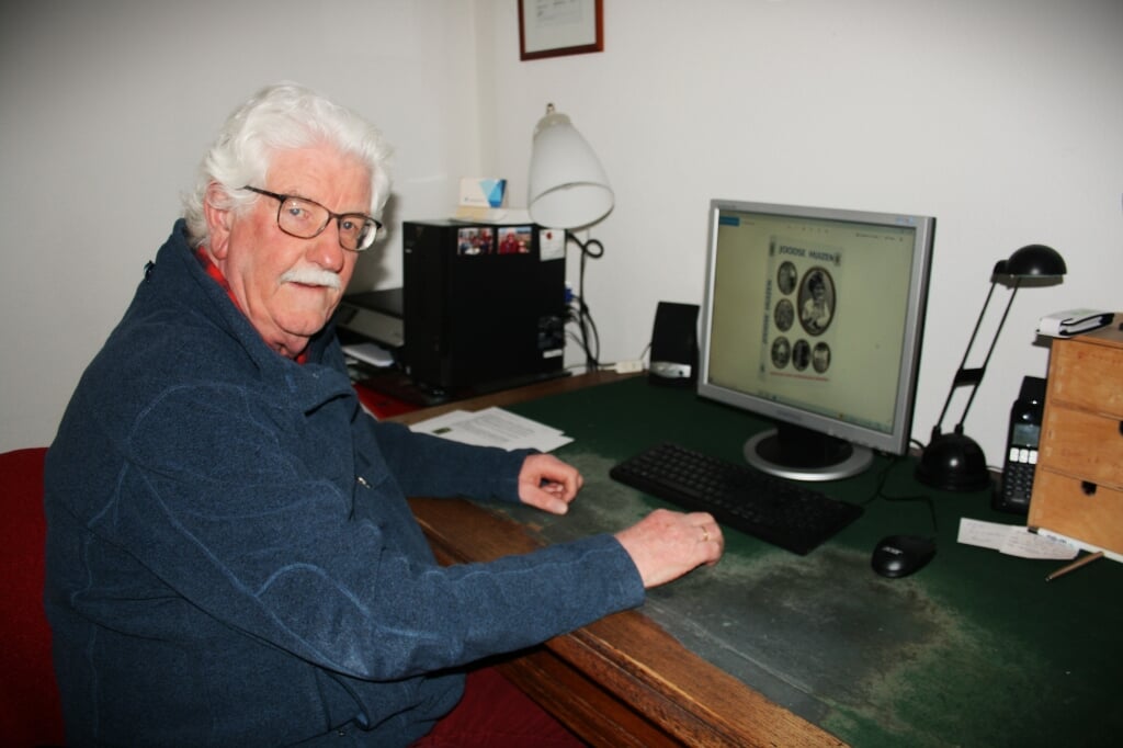 • Paul Welling met op zijn computerscherm een afbeelding van de cover van 'Joodse Huizen' deel acht.