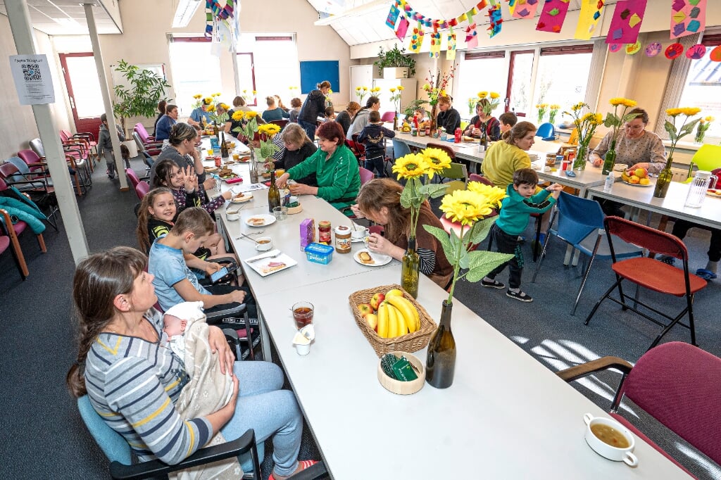 • Oekraïense vluchtelingen tijdens de lunch in het gemeentehuis in Meerkerk. 