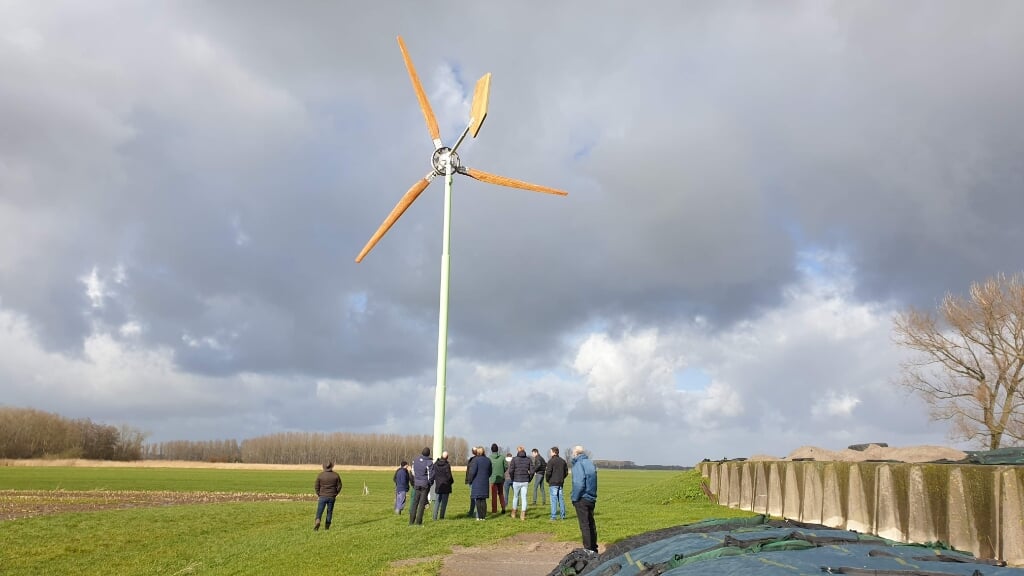 • De deelnemers schaarden zich rond de windmolen om te ervaren hoe groot deze is.
