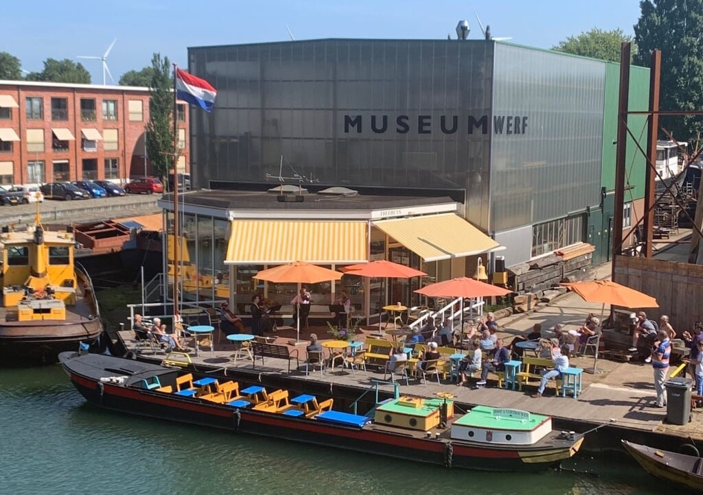 Theehuys met rondvaartboot Hoop en Vertrouwen bij de Museumwerf Vreeswijk in Nieuwegein.