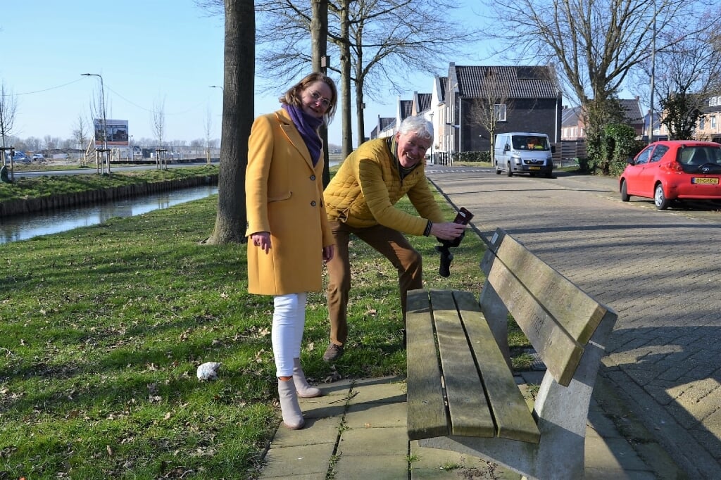 • Wim van der Leij en Christa Hendriksen scannen de QR-code op de bank aan de Esdoornstraat.