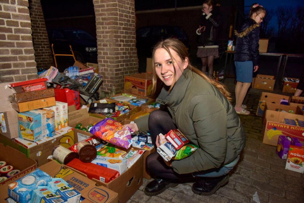 Alinda Kok bezig met het sorteren van de ingezamelde voedselproducten die vanavond nog op transport gaan naar de mensen uit de Oekraïne