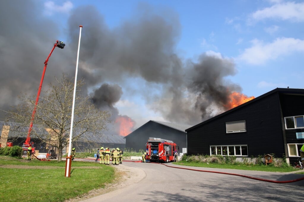 • Brandweerkorpsen uit de hele regio rukten uit.
