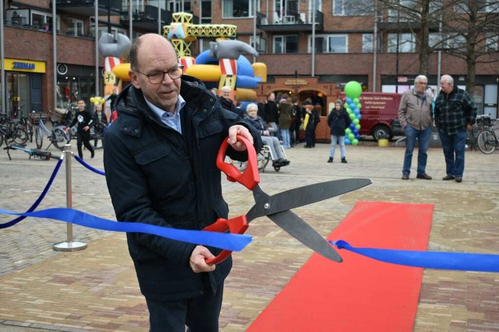 • Het Marktplein in Wijk en Aalburg werd geopend door wethouder Hans Tanis.