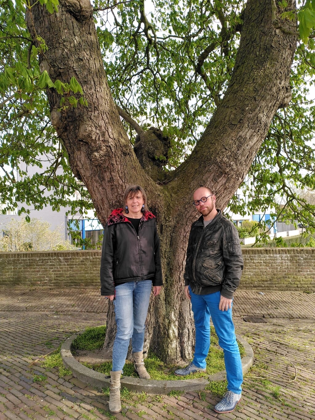 Regisseurs Mirjam Gosselink en Tjoerd Zweije bij 'oma's boom' aan de Hoogstraat