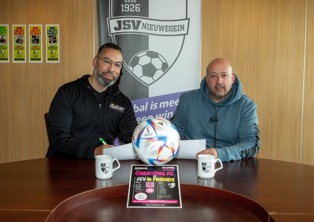 Ondertekening van de samenwerkingsovereenkomst tussen JSV en Creators FC afgelopen zondag.