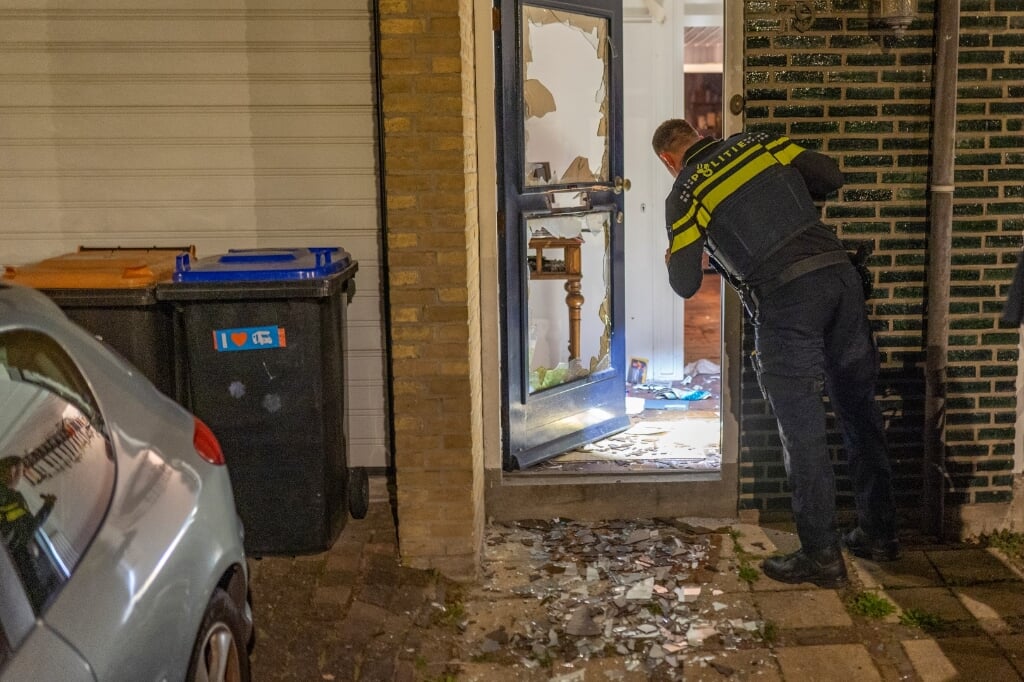 • De politie inspecteert de opgeblazen voordeur.