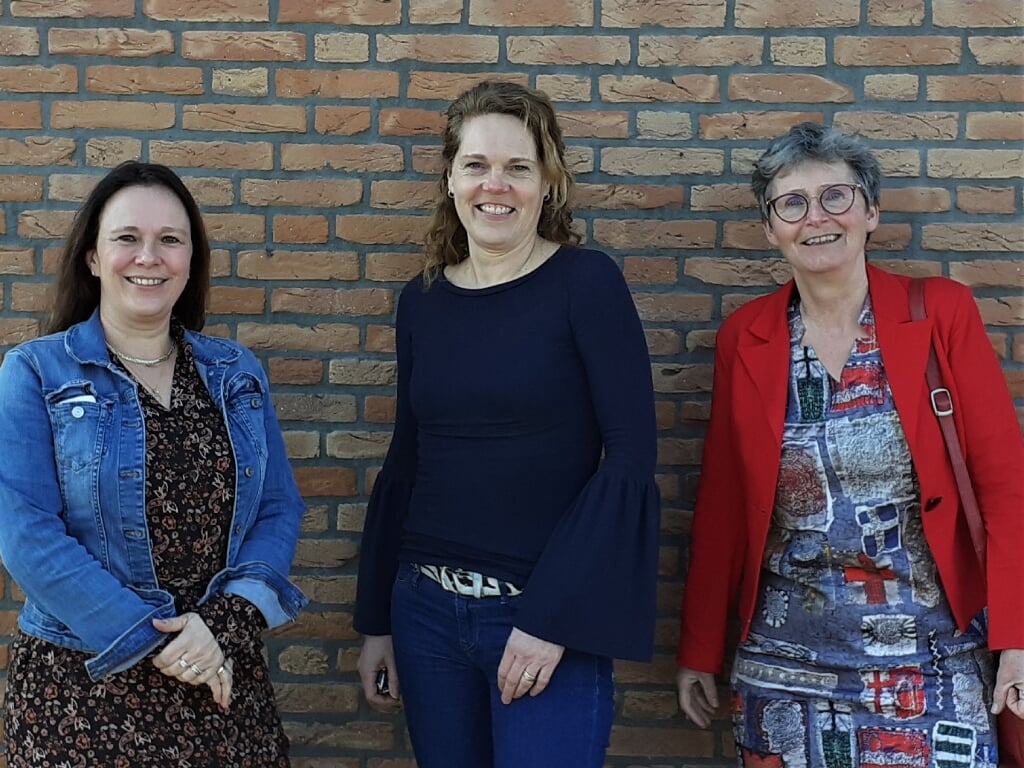 • Jantine Martens (06-13832600), Miranda van Luenen (06-27418065) en Alina Kuiper (06-39129193).