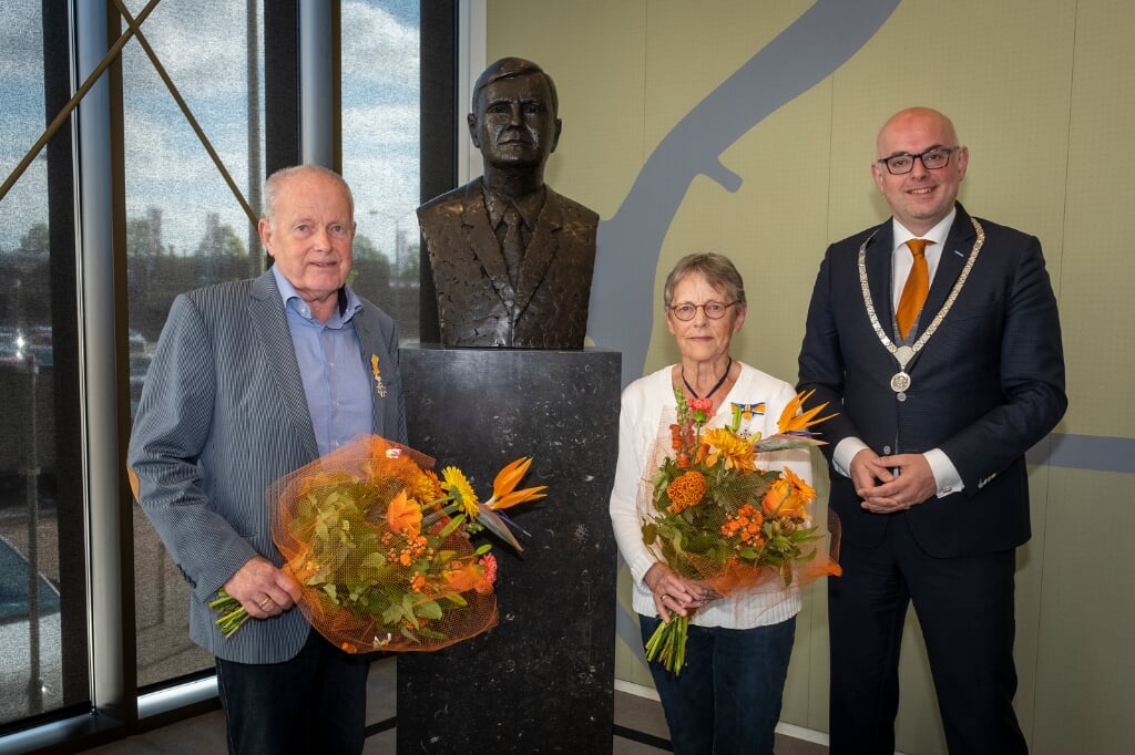 • Koninklijke onderscheiding voor het echtpaar Goudriaan. Inzet: burgemeester Vroom met dhr.Feijnenbuik.. 