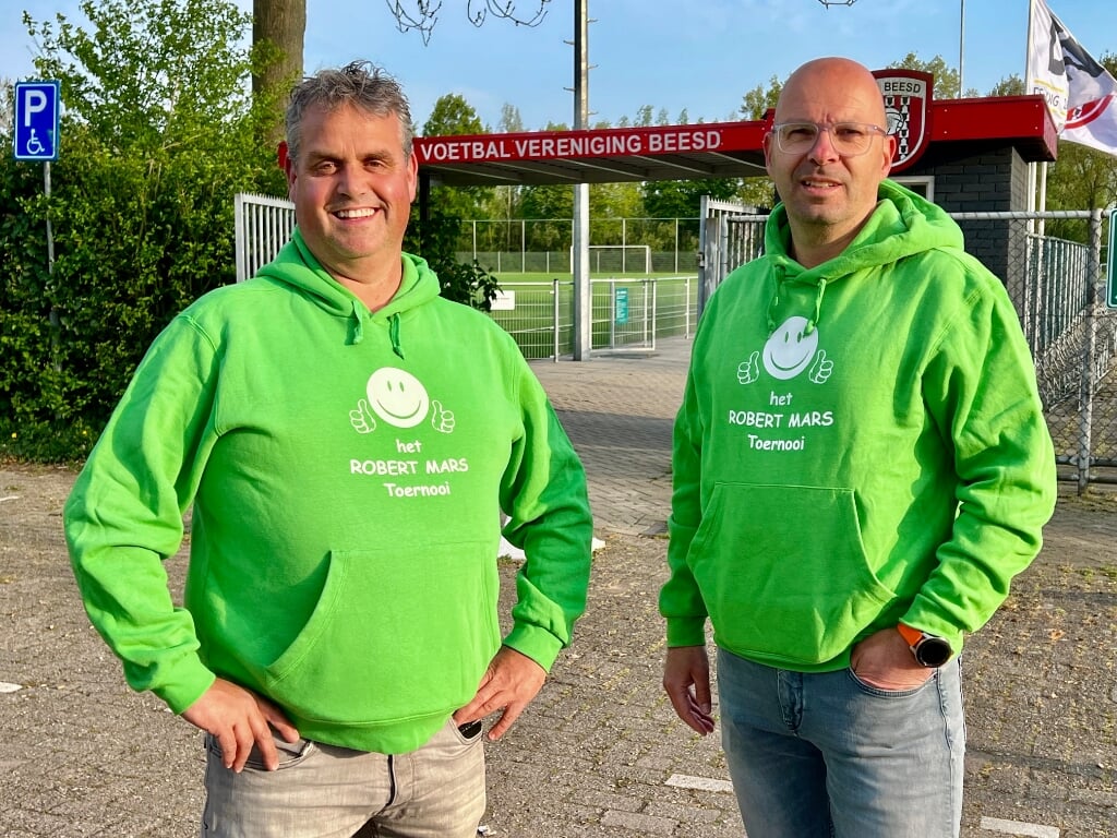 • De gastheren Rob van de Broek (links) en Roy Kroeze zijn klaar om op het Robert Mars voetbaltoernooi publiek te ontvangen.