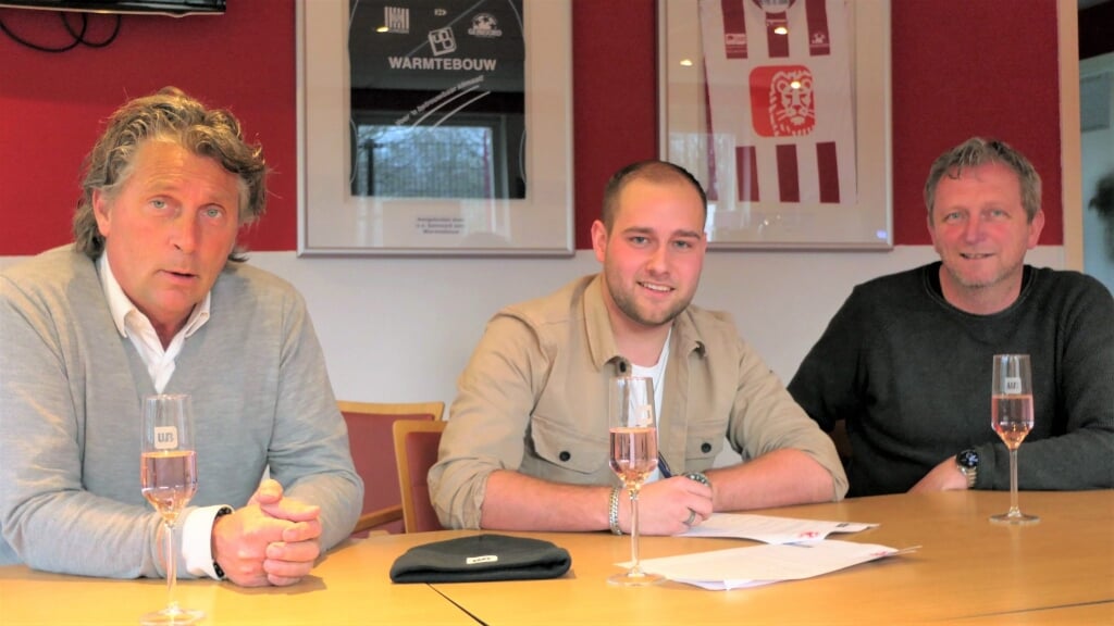 Mitchell van Oort (links) tekent zijn contract.