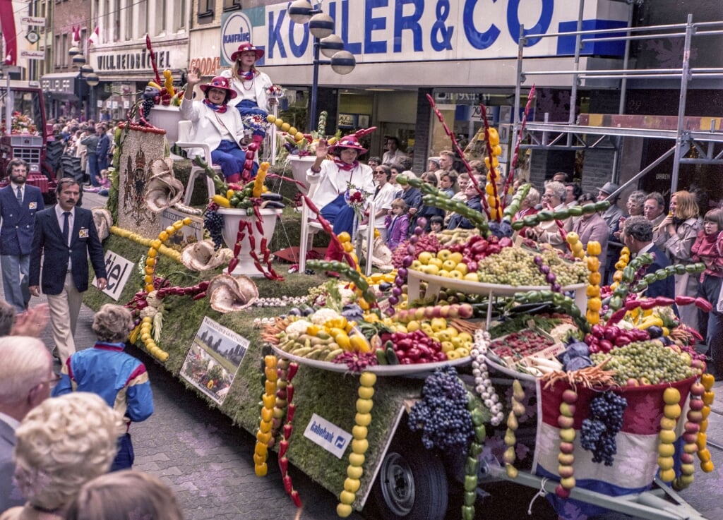 • Naar schatting 150.000 bezoekers keken op 23 juni 1984 in Nuess vol bewondering naar de Fruitcorsowagen van 4-Stromenland.