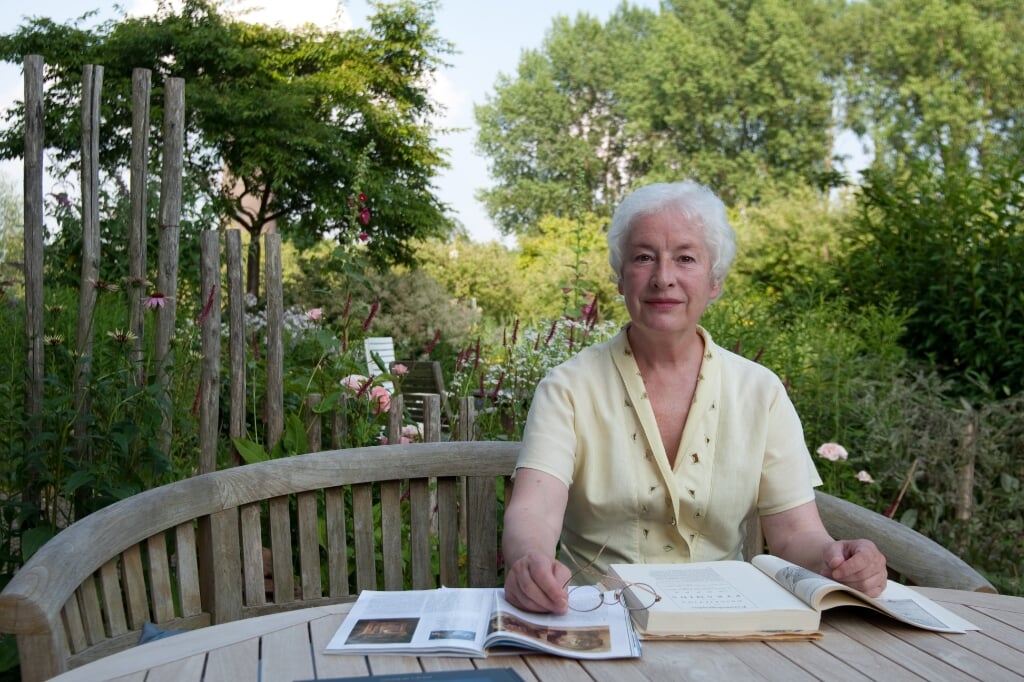 • Marleen Kaptein in haar tuin, met uitzicht op het waterwingebied.