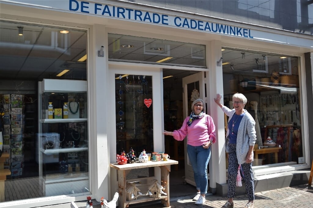 • Annie Bruggeman en Janna van Ameide, vrijwilligers bij de Wereldwinkel. 