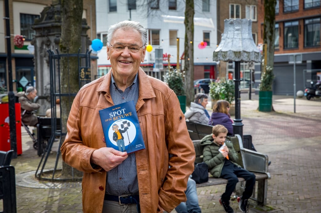 Jan Beijer met zijn boek Spot op de Betuwe, een verzameling van zijn populaire columns.