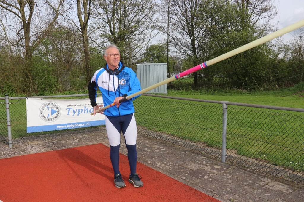 • Bert Vreeswijk op het veld van atletiekvereniging Typhoon.
