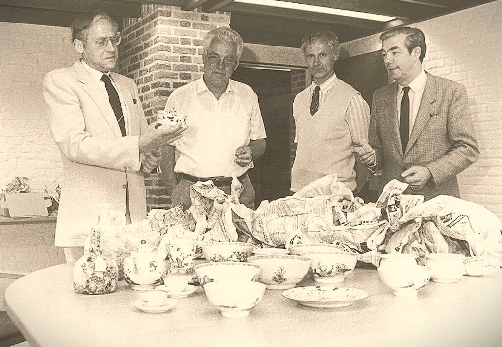 • 1986: Burgemeester G.W. Baris bewondert in 1986, samen met (van links naar rechts) HKWB-voorzitter W.F.J. Palthe en de leden mr. C.A.M. Kleipool en R.D. Timmer, porselein van de VOC.