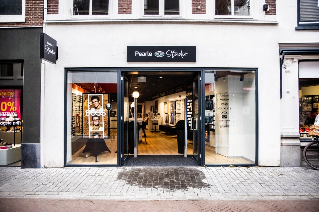 • Pearle Studio is gevestigd aan de Voorstraat in Woerden.