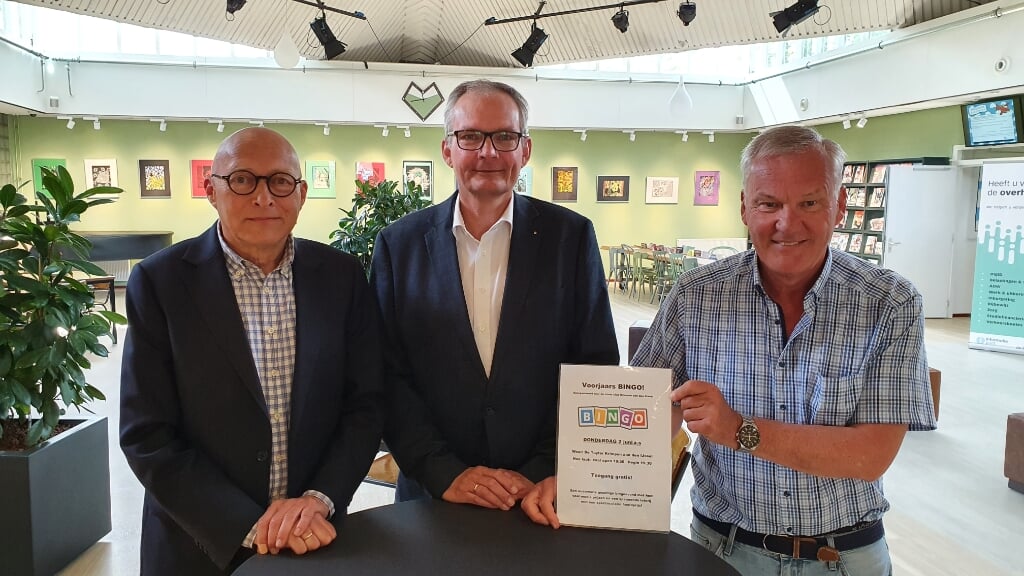 • Lions-president Marc Viëtor geflankeerd door René van Walsum (l) en Bert Sterkenburg.