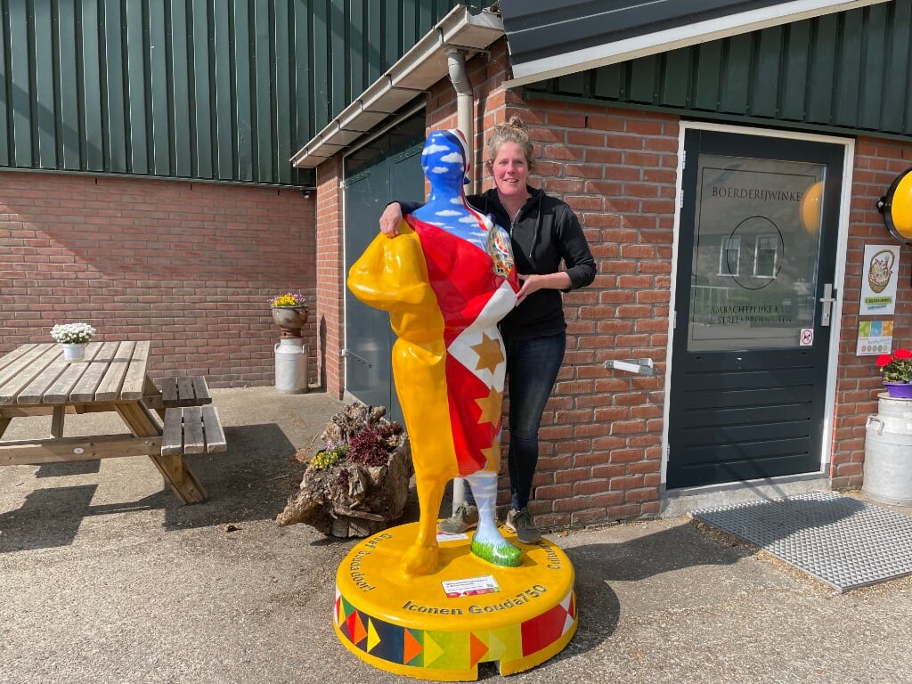 • Willemijn de Boer met het Goudse icoon op het erf.