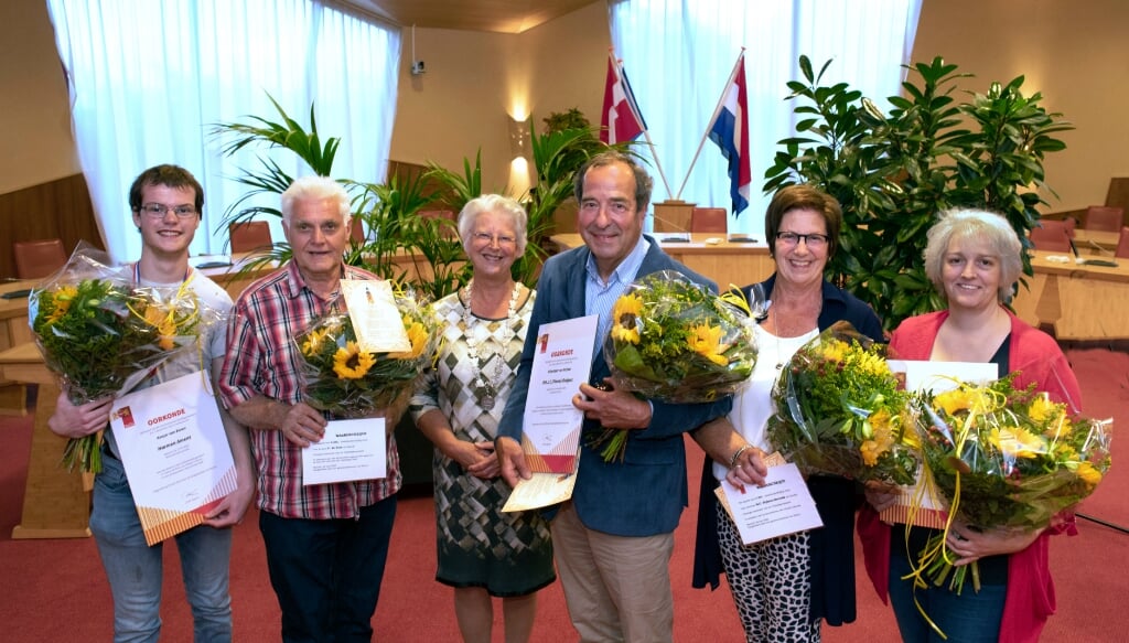 Burgemeester Josan Meijers van de gemeente Buren reikte de vrijwilligersprijzen uit. 
