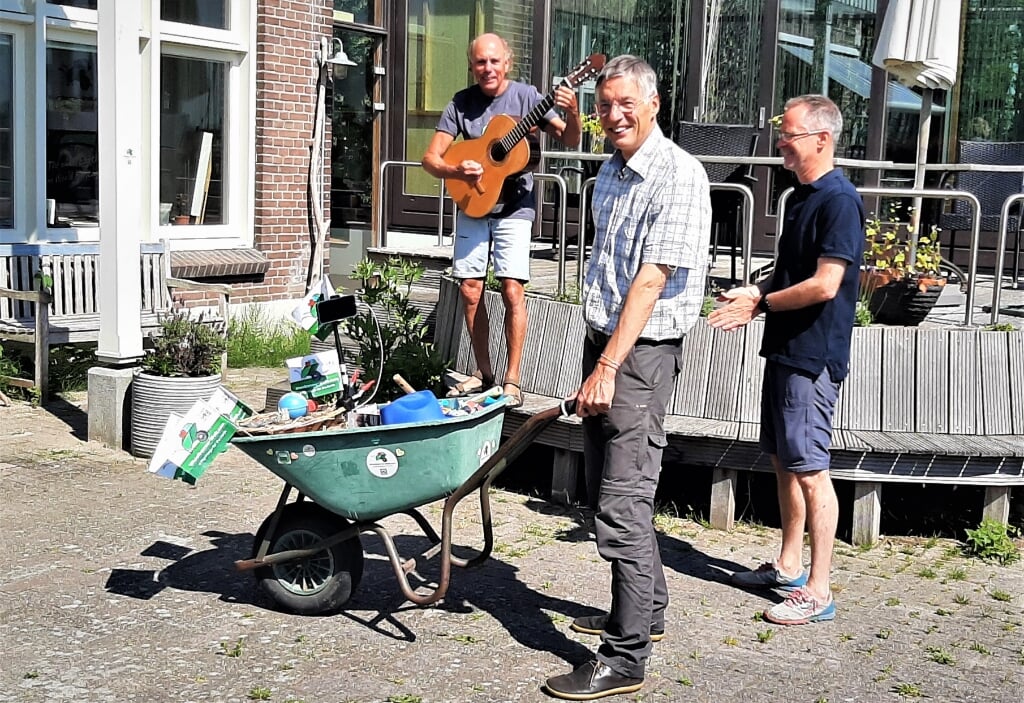 • Henry Mentink (midden) bij Veerhuis Varik na terugkeer van zijn krui-tocht naar Parijs. Links troubadour Kasper Heineke en rechts mede-organisator Frans-Willem Deliën.