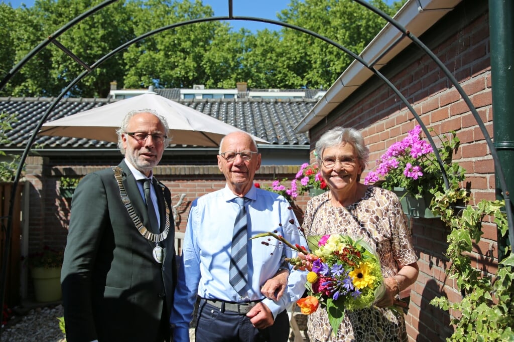 • Het echtpaar Killestijn-van Bemmel met burgemeester Victor Molkenboer.