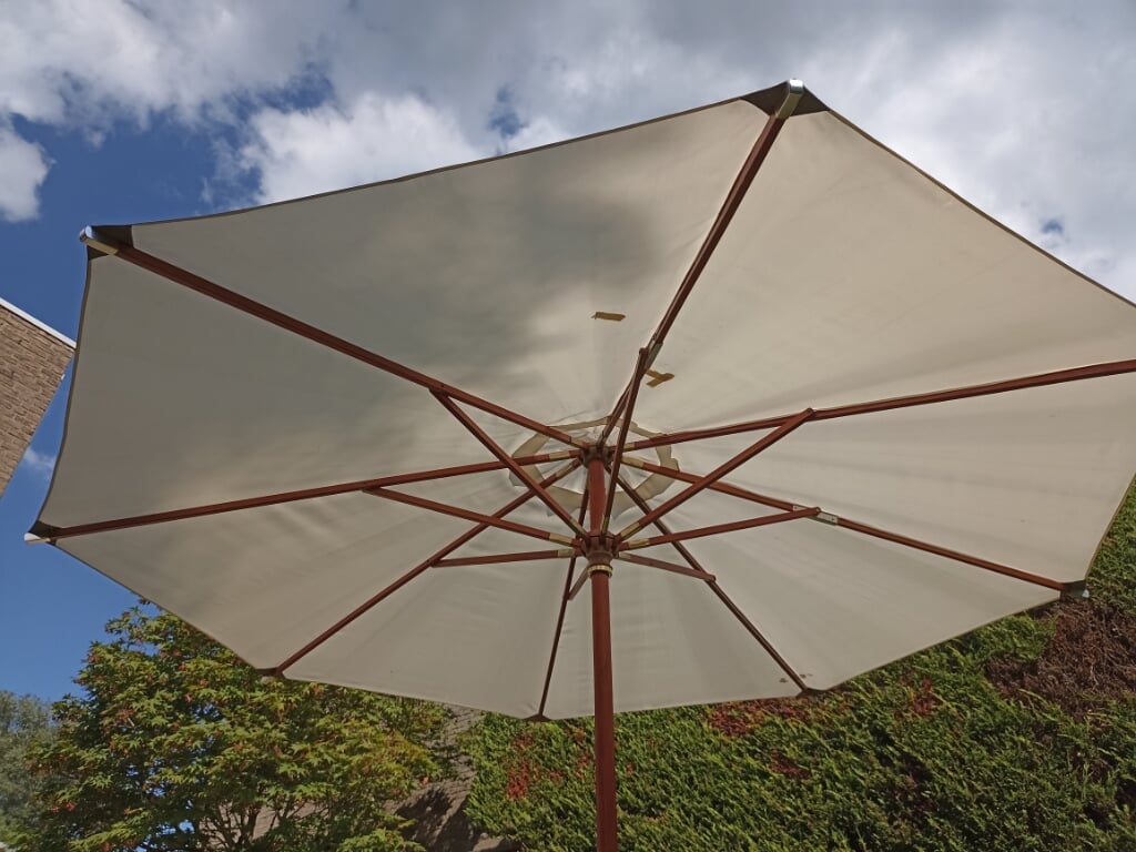Parasol met zware voet en beschermhoes