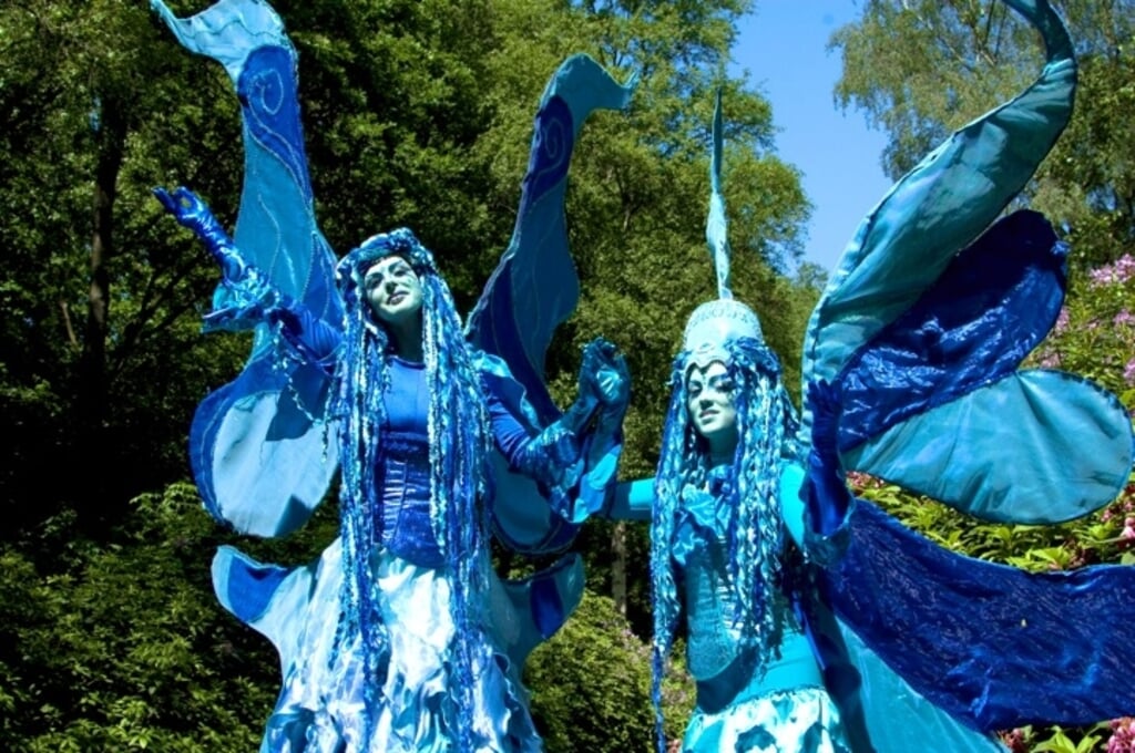 • Blauwe elfjes treden op tijdens het Straattheaterfestival.