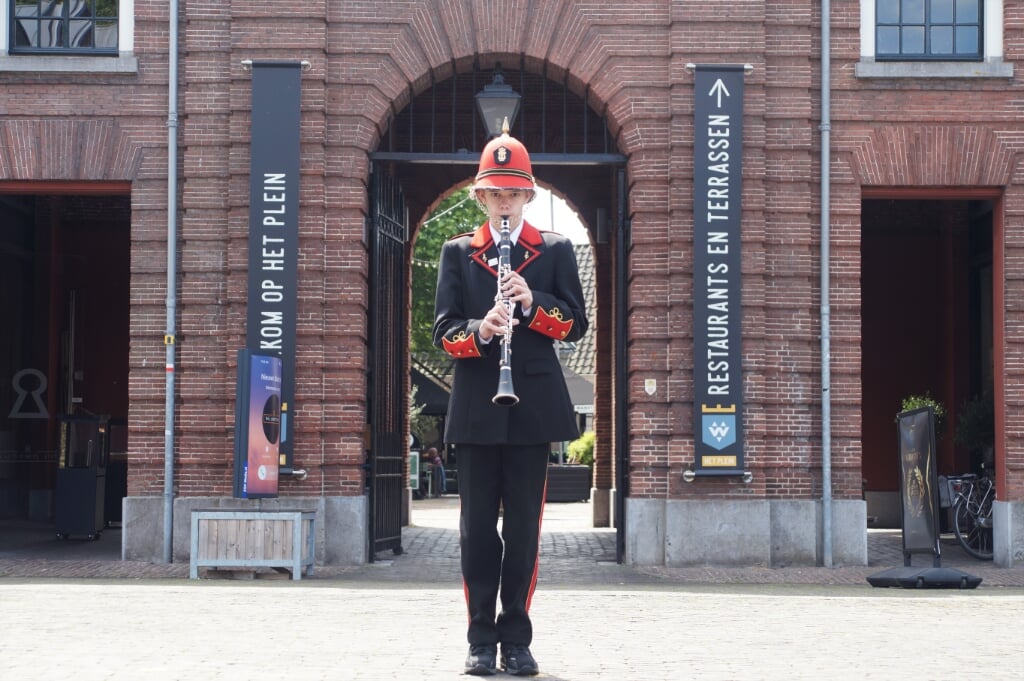 • Sebastiaan Bakker, klarinettist bij Harmonie De Vriendschap, voor de kazerne in Woerden.  