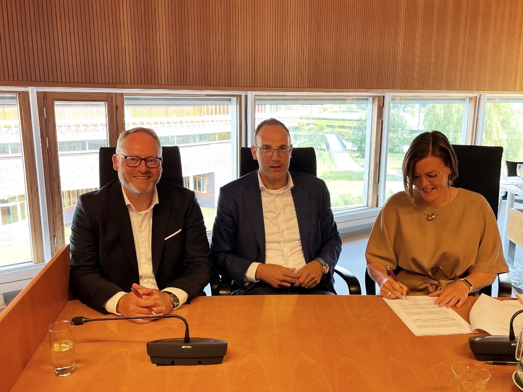• Edwin Tas (CDA), Ronald Koehorst (LDIJ) en Eveline Schell (VVD) tekenden het coalitieakkoord.