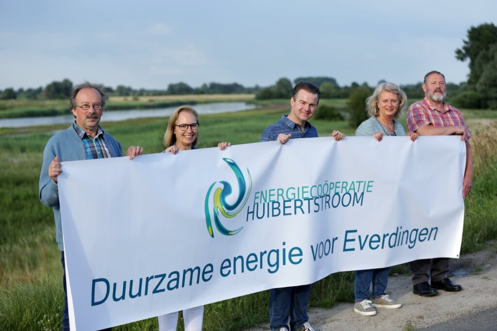 • Peter ten Have, Gisella de Groot, Ide Engelsma, Katharina Frede en Jan van Dockum van energiecoöperatie Huibertstroom.