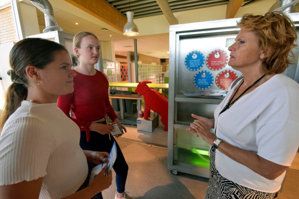 Burgemeester Petra van Hartskamp in gesprek met Nikki en Esmee.