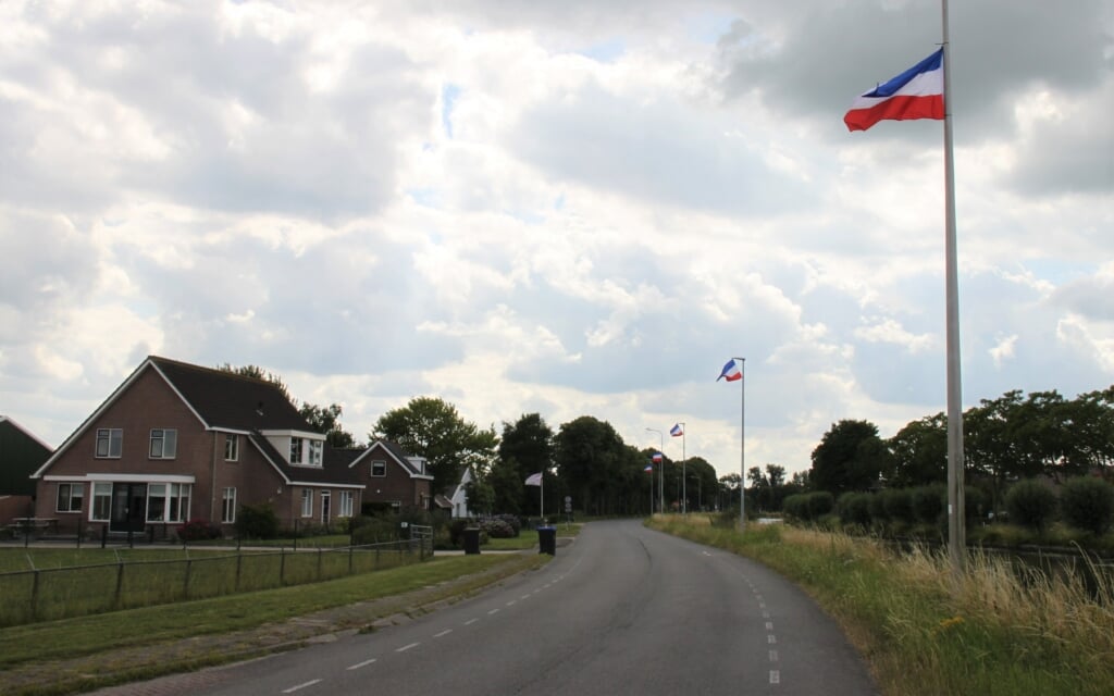 • Langs de Utrechtsestraatweg in Harmelen hangen 'omgekeerde' vlaggen aan lantaarnpalen.