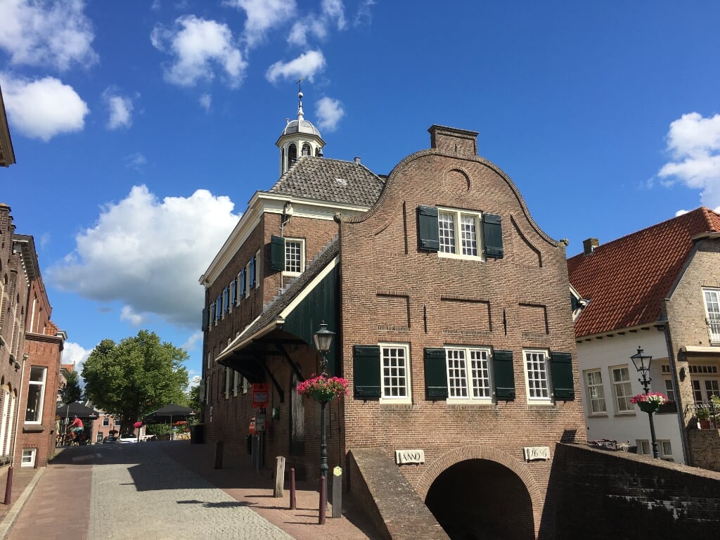 • Het eeuwenoude stadhuis van Nieuwpoort.