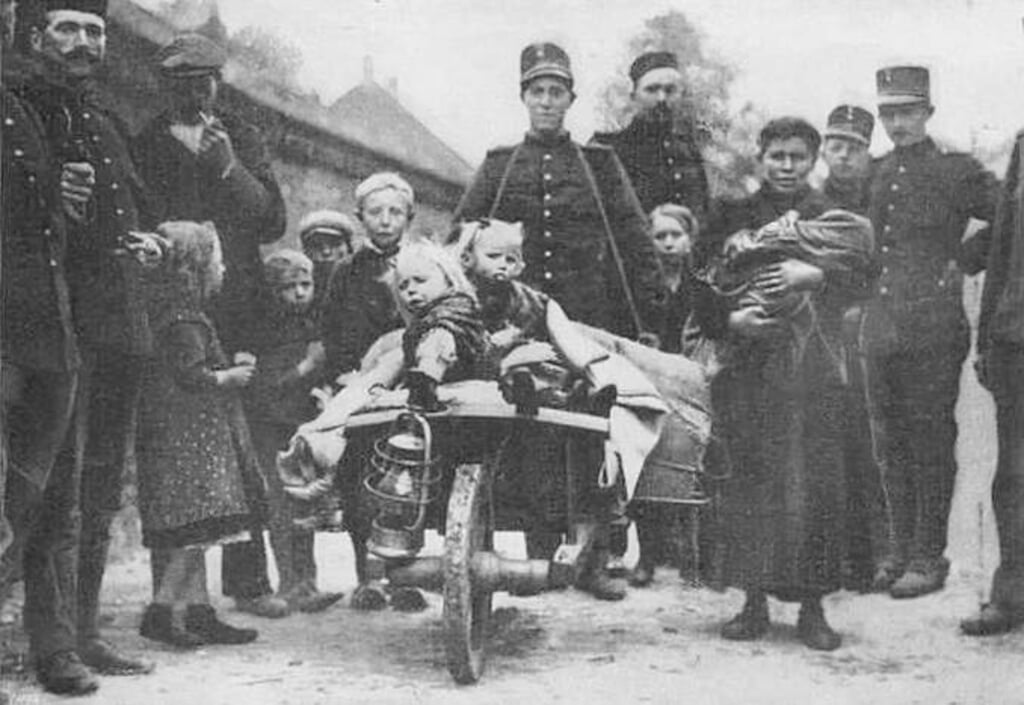 • De aankomst van de eerste Belgische vluchtelingen, burgers en militairen.