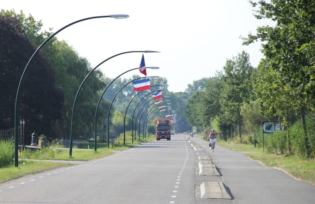 Omgekeerde vlaggen in Zegveld. 