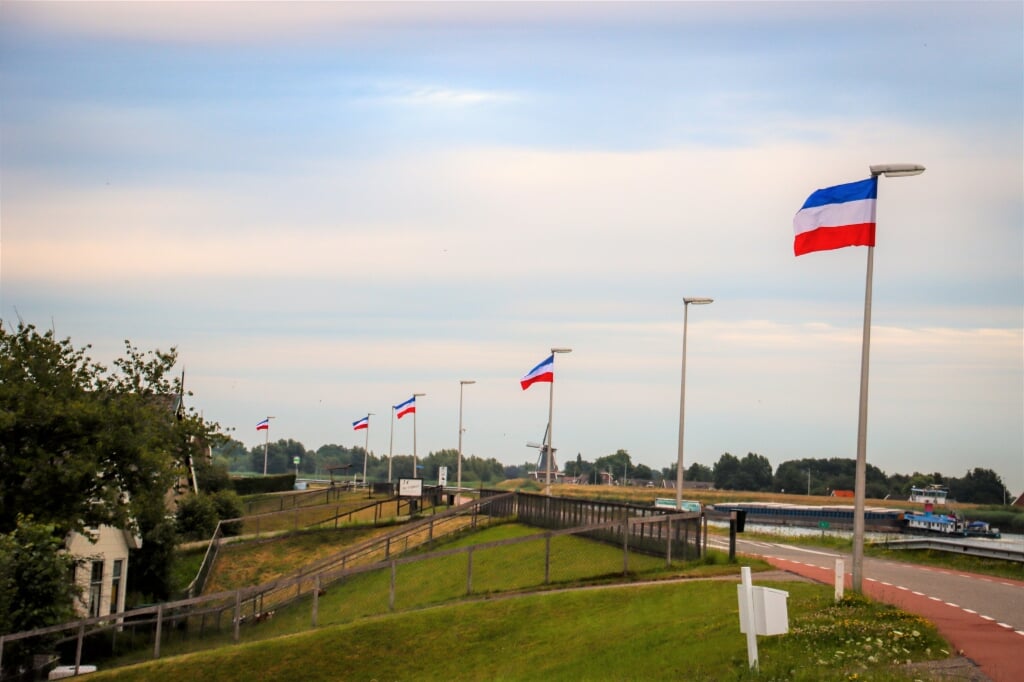 • Omgekeerde vlaggen aan de Lekdijk-West.