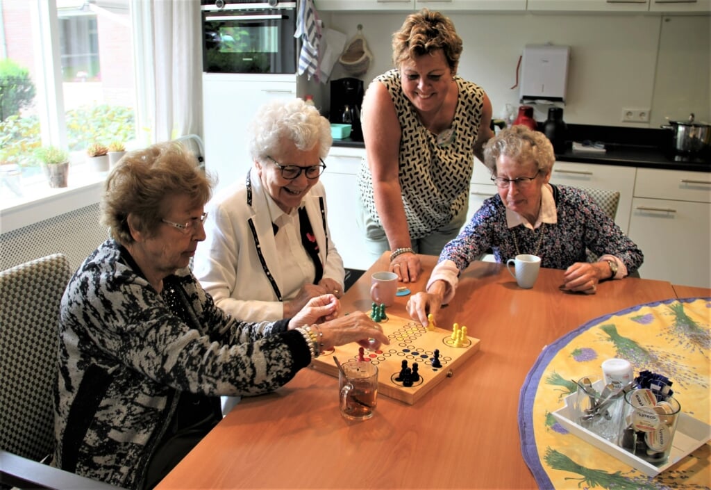 • Groepsbegeleider Anita Vermeij doet een spel met een aantal deelnemers van Zonnehof.