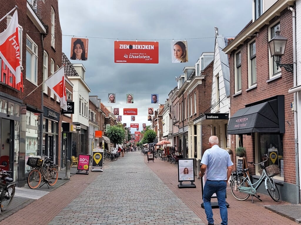 • Portretten in de binnenstad van bekende en minder bekende IJsselsteiners.