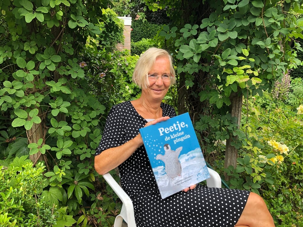 Imke van Zanten met haar eigen prentenboek.