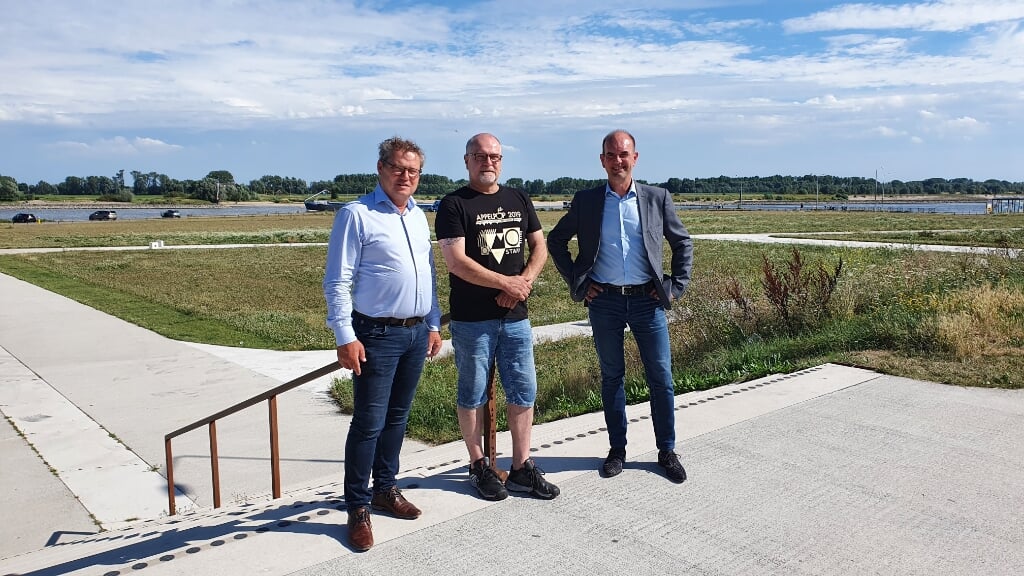 • Guido de Wildt (Avri), Peter Meijer (Appelpop) en Walter Brouwer (Avri) op de Waalkade. 