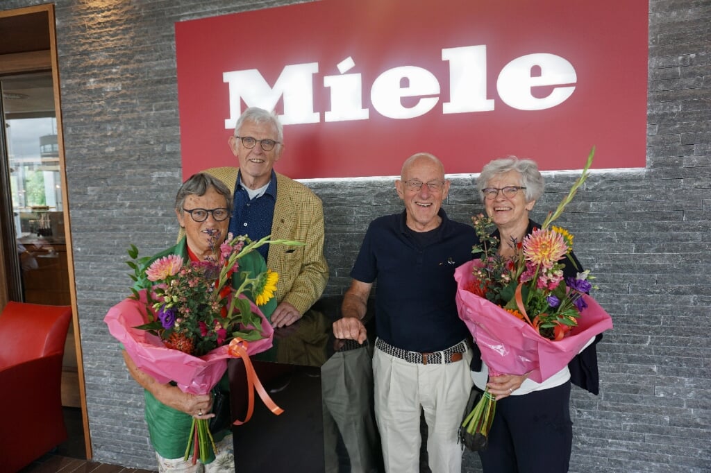 • Piets Los en Wim Pons met hun echtgenotes.
