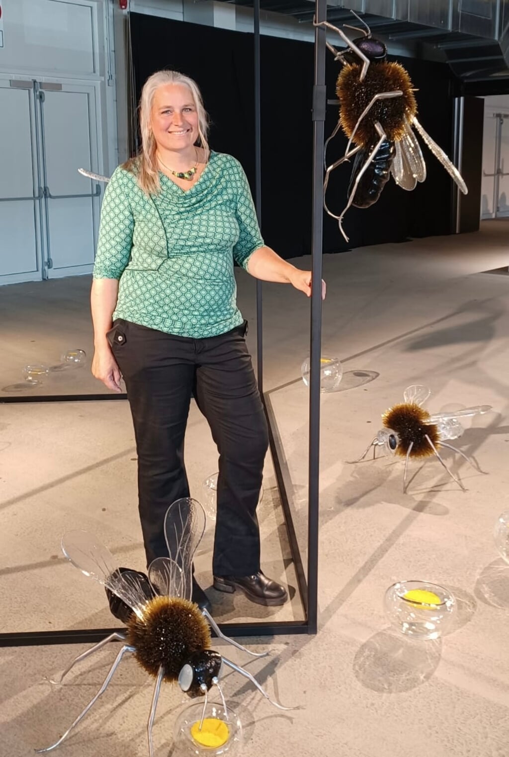 • Patricia met drie van haar glazen wilde bijen. 