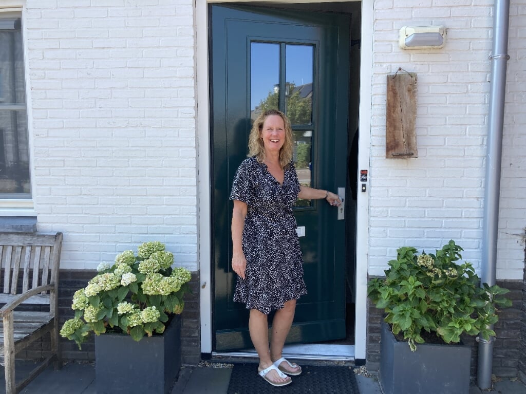 • Karin Mackaaij voor haar woning in Hoef en Haag.