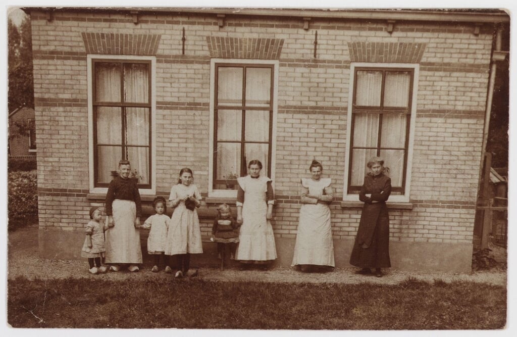 • Foto inwoners Zegveld, gemaakt tussen 1900 en 1920. 